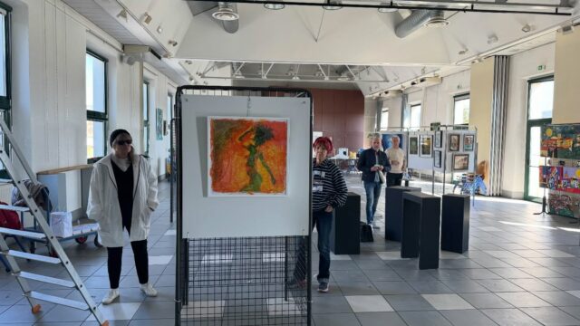 Petit rappel pour le vernissage des Rencontres Artistiques 2026 de Pierrefeu du Var auxquelles j’ai le privilège de participer (et de concourir) qui se tiendra demain 27 mars à partir de 19:00 à la Salle André Malraux. C’est une exposition collective rassemblant peintres, photographes et sculpteurs et pour ce que j’ai pu en voir lors de l’accrochage hier, les œuvres présentées sont plutôt de bonne facture. Vous ne perdrez donc pas votre temps en venant y faire un tour, je serai présent sur place du 27 au 29 mars et je pourrai répondre à vos questions, vous présenter mes autres œuvres ou plus simplement passer un petit moment agréable en votre compagnie.