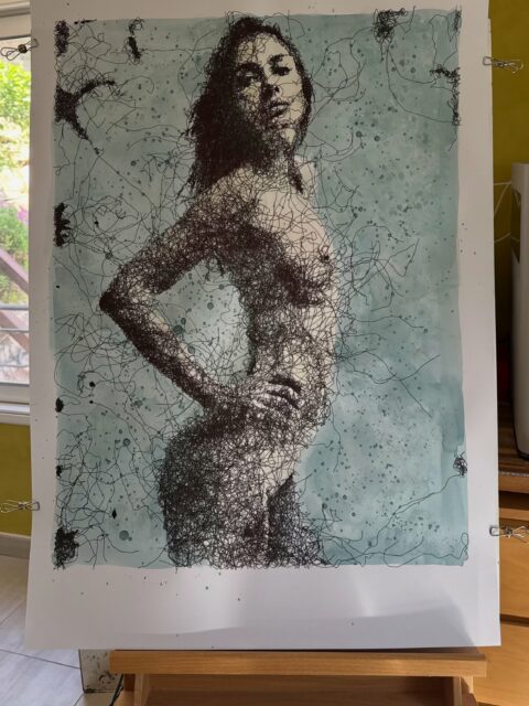 Comme promis hier sûr Facebook, je vous présente en avant première les trois œuvres que je vais exposer en octobre dans le cadre d’Octobre Rose (je reste hospitalier dans l’âme, même si je me suis reconverti dans le dessin et la peinture).J’expérimente encore pour cette expo un nouveau style, en mêlant mes gribouillis au stylo à des aquarelles, posées volontairement de manière un peu brute pour rester cohérent avec le côté un peu rugueux du dessin au stylo. J’ai également restreint ma gamme,chromatique en restant dans une bichromie. N’hésitez pas à me donner votre avis sur le résultat.Les trois dessins illustrent le courage de ces femmes confrontés à une maladie qui met leur vie en jeu, mais qui laisse aussi de graves séquelles pour celle qui l’ont vaincue. C’est la raison pour laquelle j’ai cherché  a donner à mes modèles des attitudes fières et braves. J’espère que c’est ce que vous ressentez en les voyant.Pour ceux que ça intéresse, cette exposition regroupera des photographes, un sculpteur et un peintre, ma pomme. Elle aura lieu du samedi 17 octobre au 19 octobre 2026 à la Galerie d’art de Pierrefeu du Var ( au même endroit que ma dernière expo à Pierrefeu). Je crois que le vernissage est prévu samedi soir, mais je n’ai pas encore les détails.